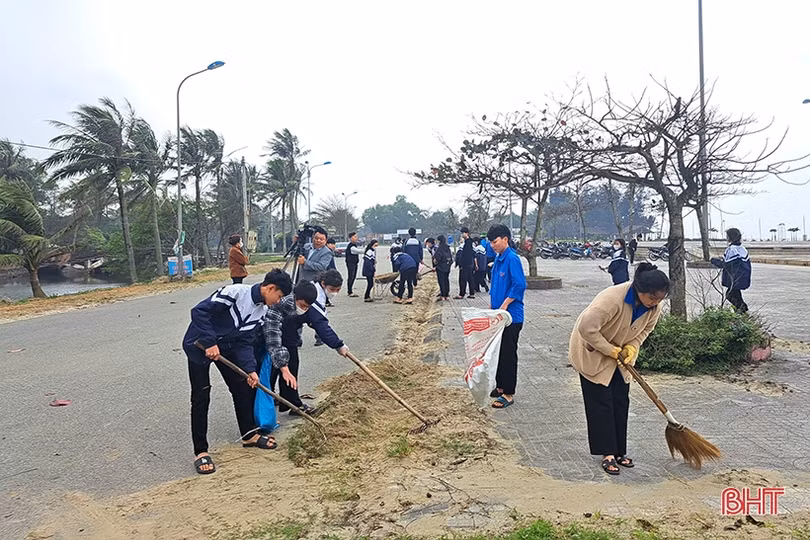 Hơn 350 đoàn viên thanh niên ra quân làm sạch biển Xuân Thành