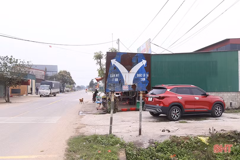 Hàng loạt biển báo giao thông “làm khó” người đi đường ở Hà Tĩnh