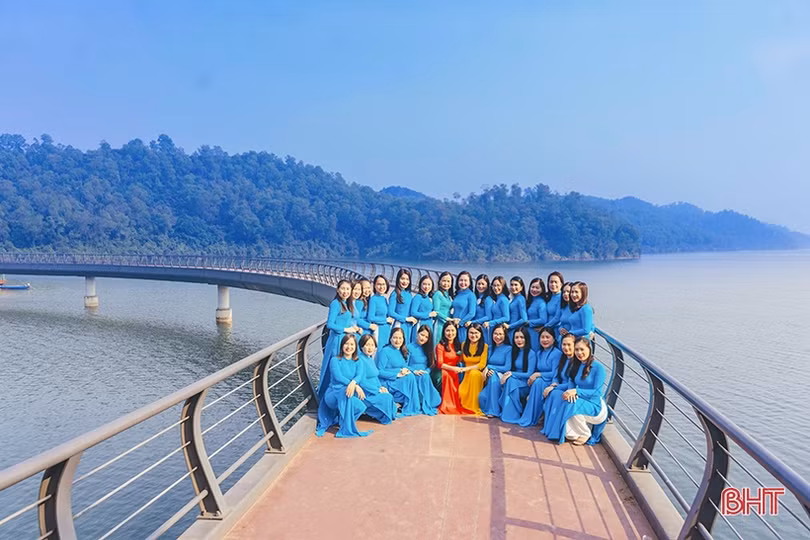 Phụ nữ Hà Tĩnh tôn vinh áo dài truyền thống gắn với quảng bá hình ảnh quê hương