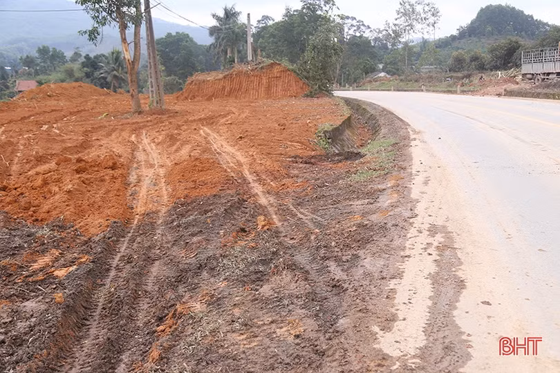 Mối nguy từ việc lấn chiếm hành lang, đấu nối trái phép trên QL15 ở Hà Tĩnh