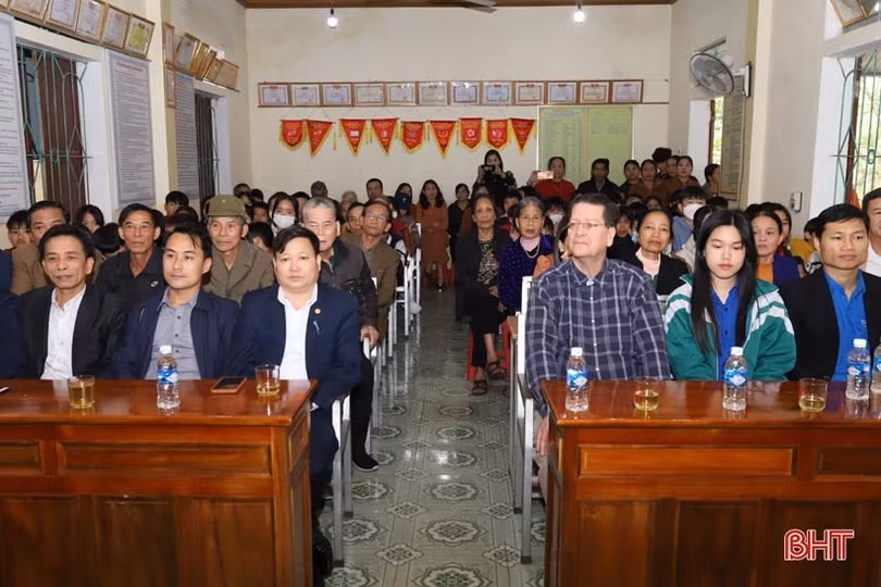 Giáo sư người Mỹ chỉ cách học tiếng Anh cho học sinh Hương Sơn