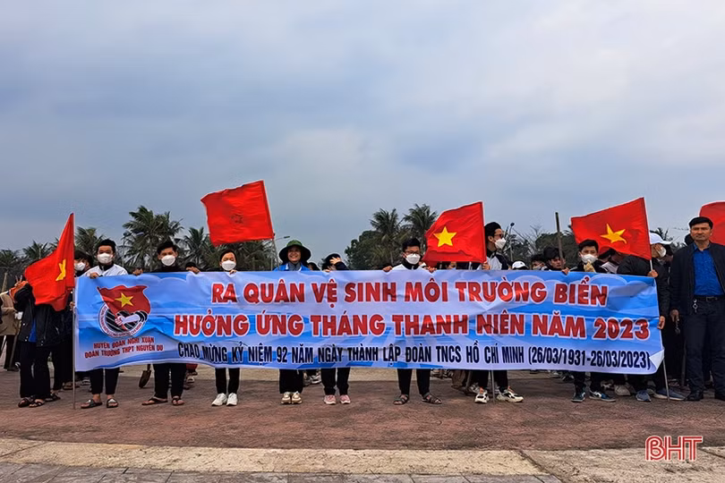 Hơn 350 đoàn viên thanh niên ra quân làm sạch biển Xuân Thành