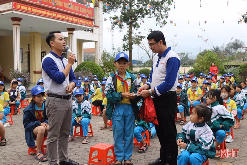 Tuyên truyền an toàn giao thông cho hơn 400 học sinh ở Nghi Xuân