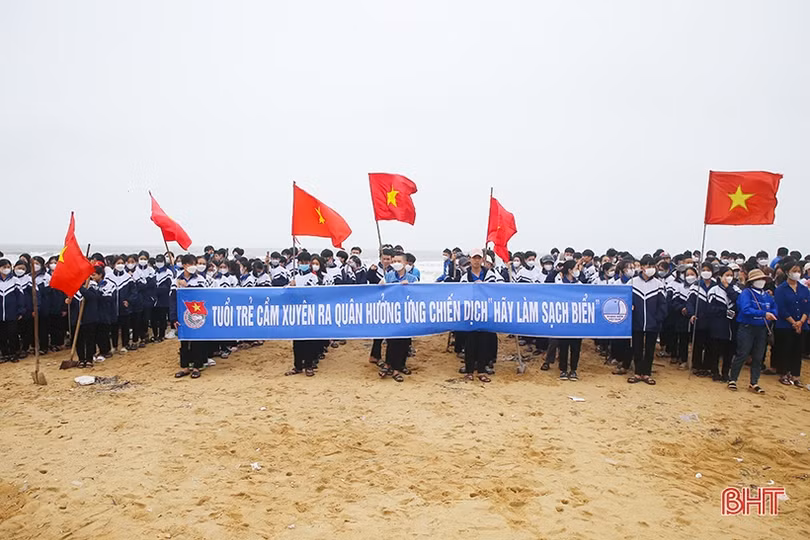 Gần 500 đoàn viên thanh niên ra quân làm sạch biển Thiên Cầm