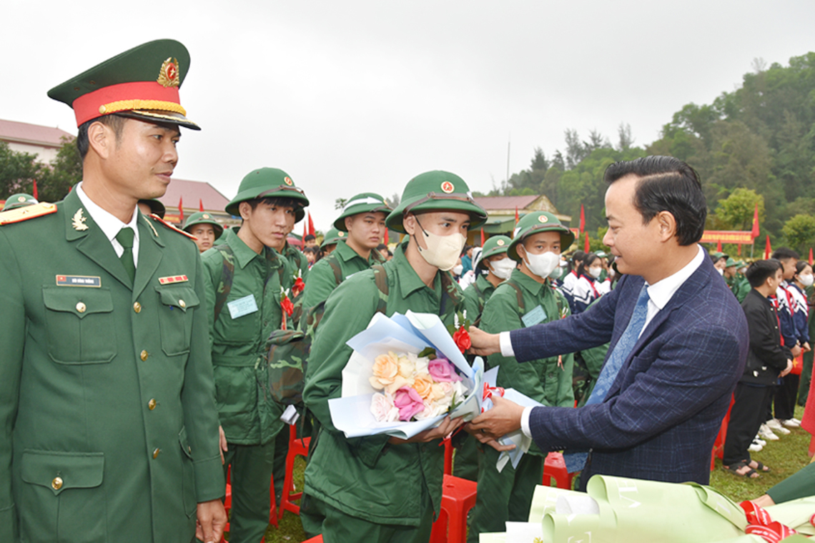 Lãnh đạo Hà Tĩnh, Bộ Quốc phòng dự lễ giao nhận quân tại các địa phương