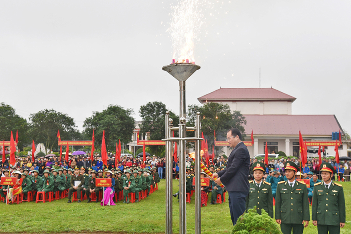 Lãnh đạo Hà Tĩnh, Bộ Quốc phòng dự lễ giao nhận quân tại các địa phương