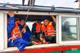 Theo dõi chặt chẽ diễn biến thời tiết, đề phòng gió mạnh, sóng lớn trên biển Hà Tĩnh