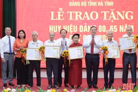 Phó Thủ tướng Thường trực Chính phủ và lãnh đạo Hà Tĩnh trao Huy hiệu Đảng cho các đảng viên
