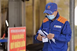 Giá xăng, dầu tiếp tục tăng theo đà biến động của thế giới