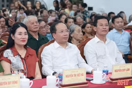Bí thư Tỉnh ủy Nguyễn Duy Lâm chung vui Ngày hội toàn dân bảo vệ ANTQ tại phường Trần Phú