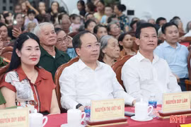 Bí thư Tỉnh ủy Nguyễn Duy Lâm chung vui Ngày hội toàn dân bảo vệ ANTQ tại phường Trần Phú