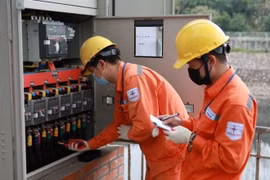 Khẩn trương xem xét phương án giảm thuế tiêu thụ đặc biệt với xăng về 0% và giảm giá điện