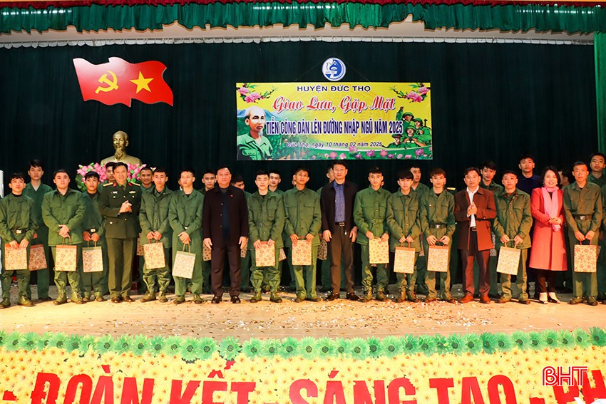 Lãnh đạo BCHQS tỉnh, huyện Đức Thọ tặng quà cho các tân binh trước khi lên đường nhập ngũ.