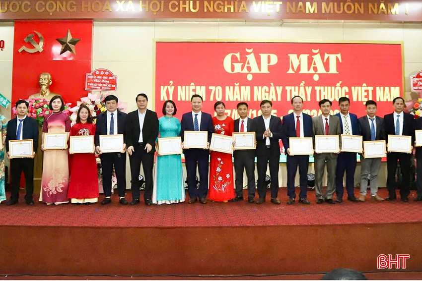 Bác sỹ Đoàn Huy Nhiệm là 1 trong số 15 y, bác sỹ của Trung tâm Y tế huyện Đức Thọ được UBND huyện vinh danh nhân ngày Thầy thuốc Việt Nam 27/2/2025