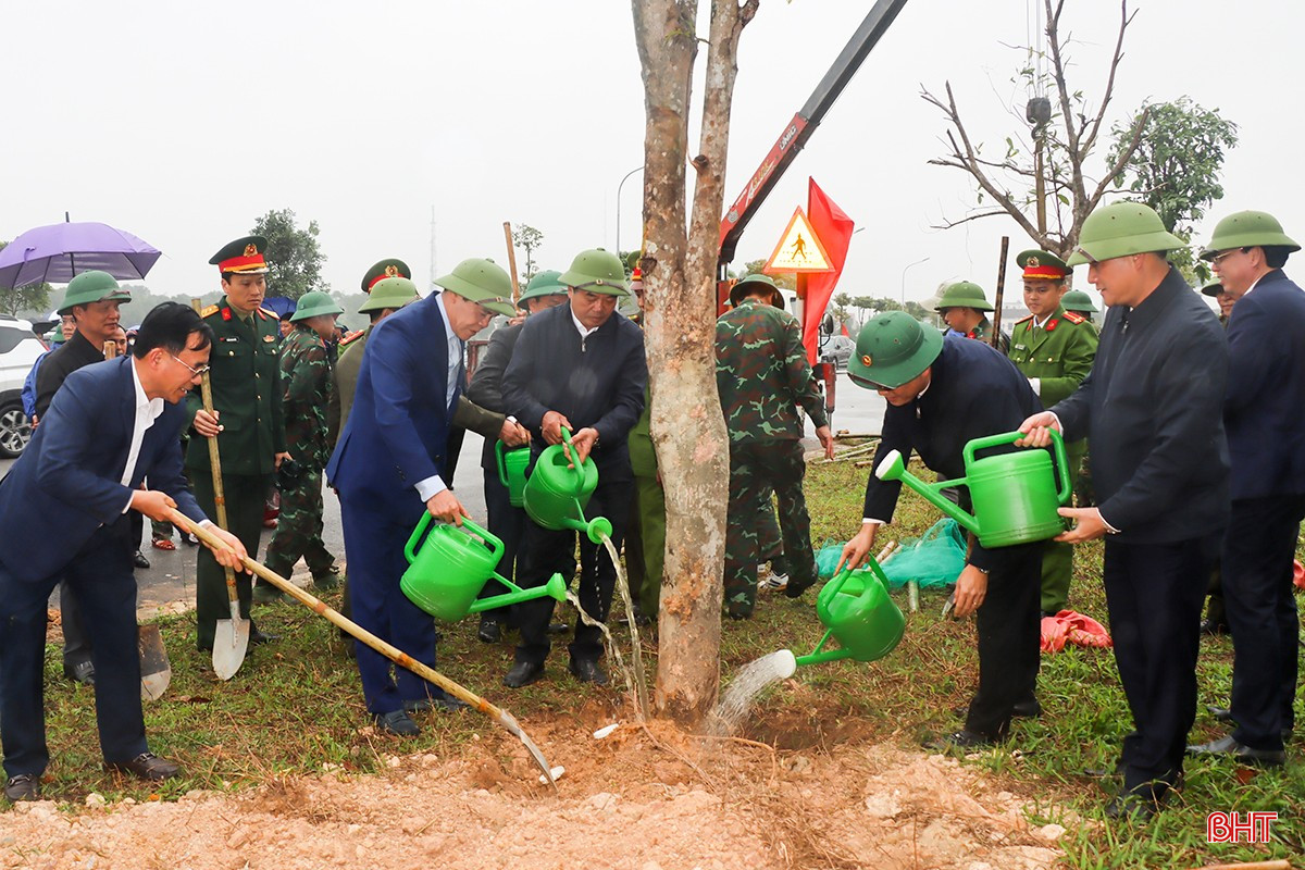 Chủ tịch UBND tỉnh Võ Trọng Hải tham gia trồng cây nhân dịp Xuân Ất Tỵ tại huyện Đức Thọ.