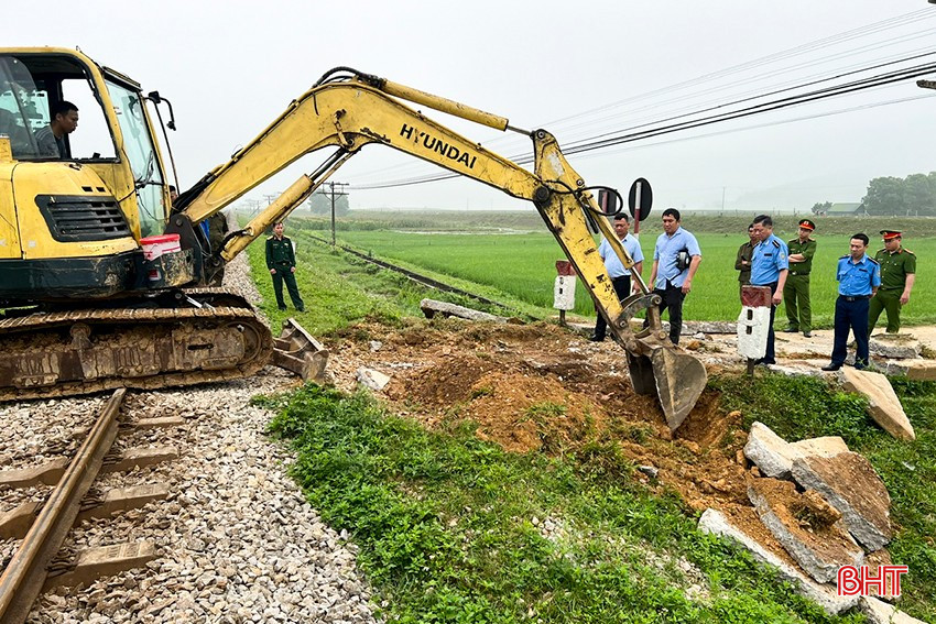 Các lực lượng, máy móc được huy động để tiến hành phá bỏ lối đi tự mở.