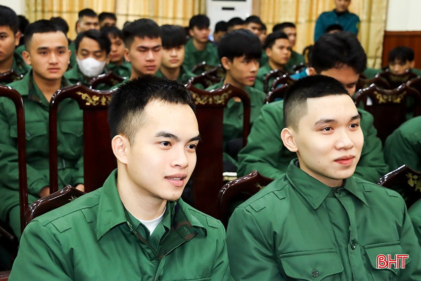 Các thanh niên phấn khởi tham gia buổi giao lưu.