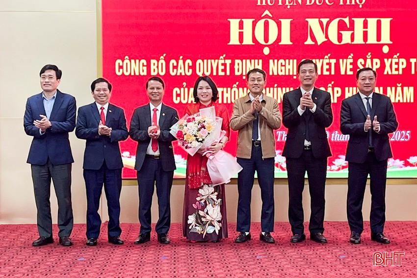 Lãnh đạo Ban Tổ chức Tỉnh ủy, huyện Đức Thọ tặng hoa chúc mừng tân Bí thư Đảng ủy thị trấn Đức Thọ Đường Thị Phú
