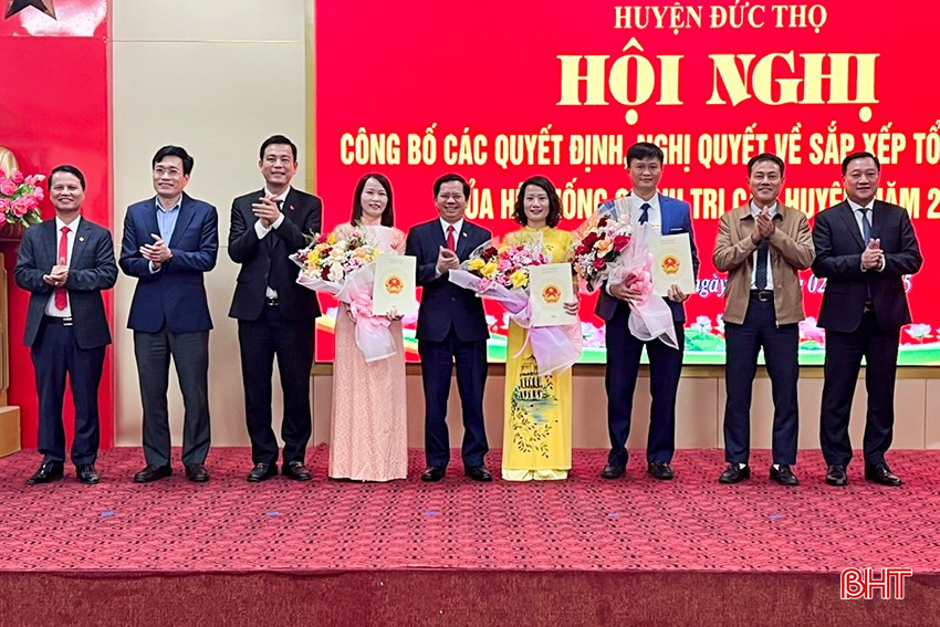 Các lãnh đạo phòng nhận quyết định bổ nhiệm.