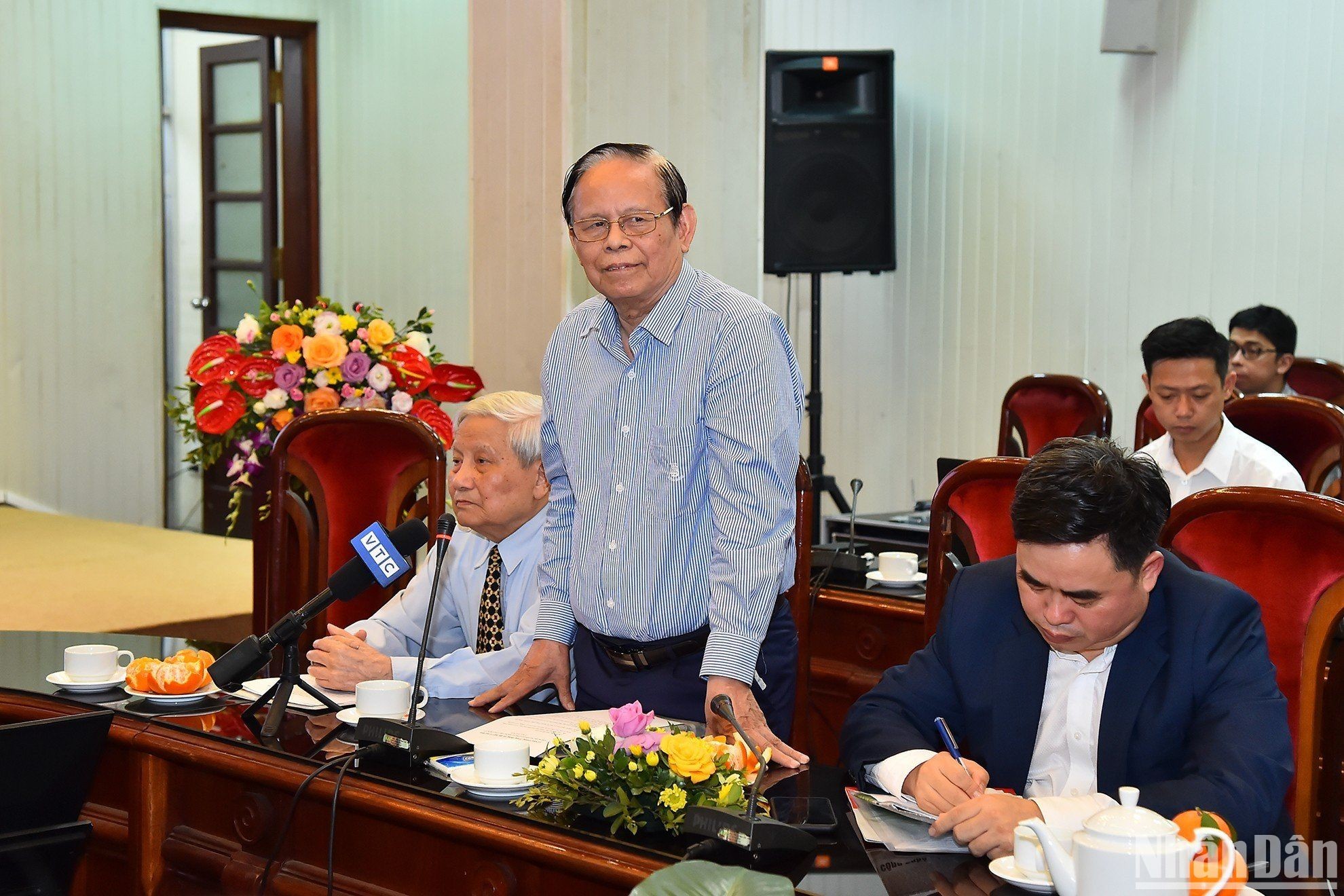 Nhà báo lão thành Hồng Vinh ôn lại những kỷ niệm về Tổng Bí thư Nguyễn Văn Linh với Báo Nhân Dân. (Ảnh: THỦY NGUYÊN) Thúc đẩy phong trào “Nói và Làm” trong giai đoạn mới