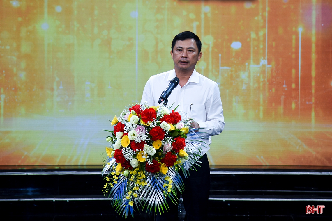 Hà Tĩnh phát động ủng hộ Quỹ “Hỗ trợ học sinh đạt điểm cao, hoàn cảnh đặc biệt khó khăn vào học đại học”