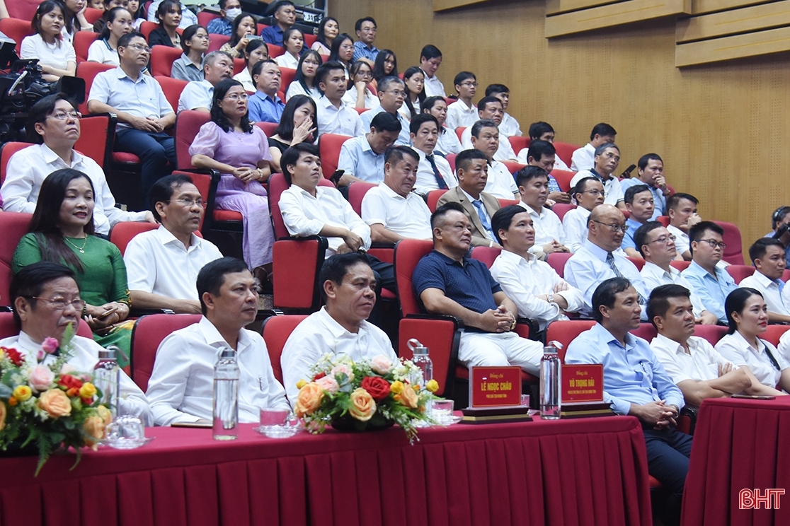 Hà Tĩnh phát động ủng hộ Quỹ “Hỗ trợ học sinh đạt điểm cao, hoàn cảnh đặc biệt khó khăn vào học đại học”