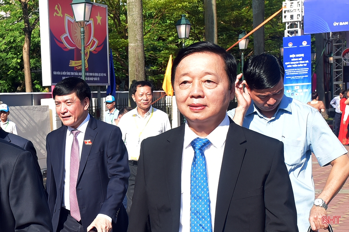 Chủ tịch Quốc hội Vương Đình Huệ tham quan các sản phẩm tiêu biểu Hà Tĩnh