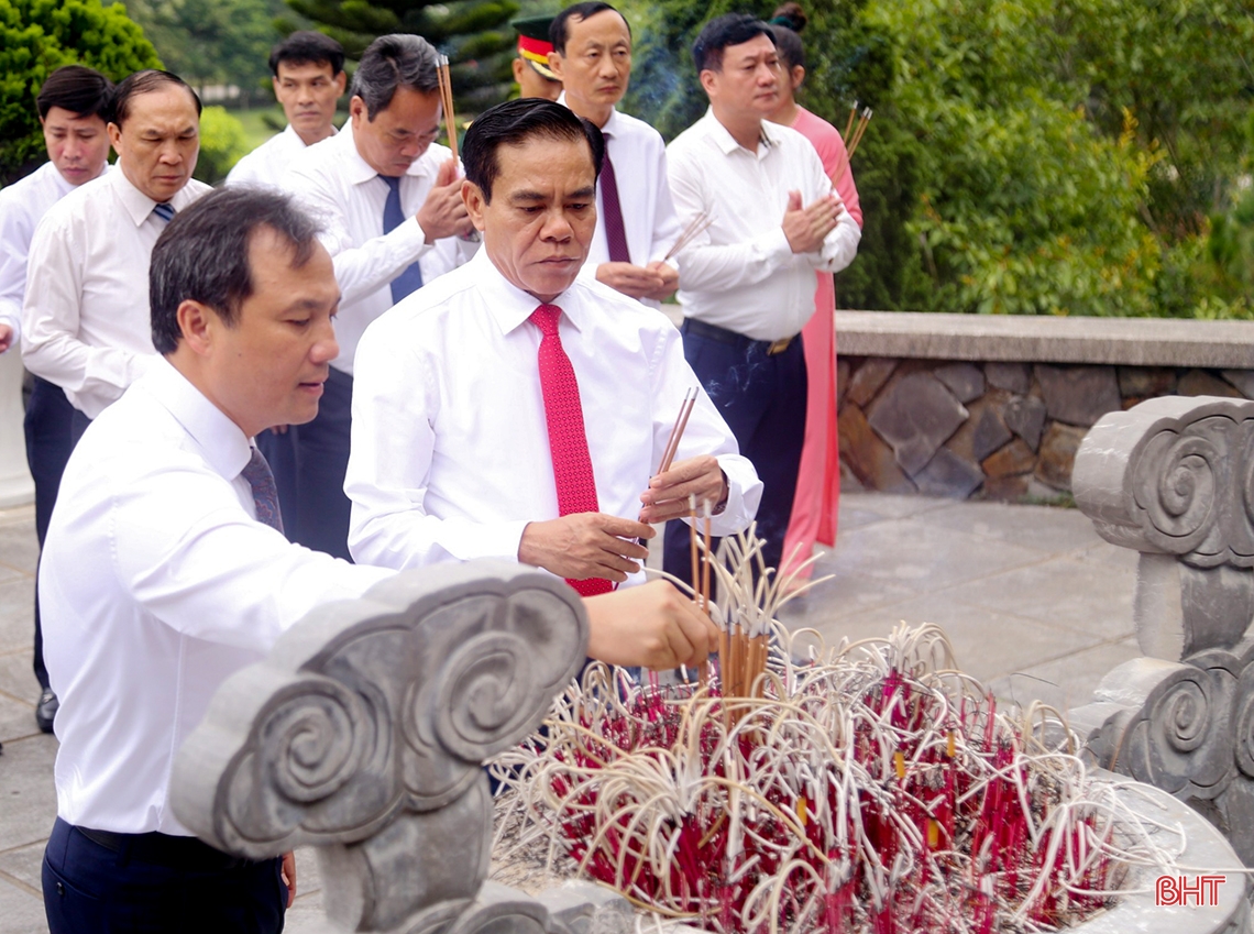 Lãnh đạo tỉnh dâng hương tại các địa chỉ đỏ ở Hà Tĩnh và Nghệ An