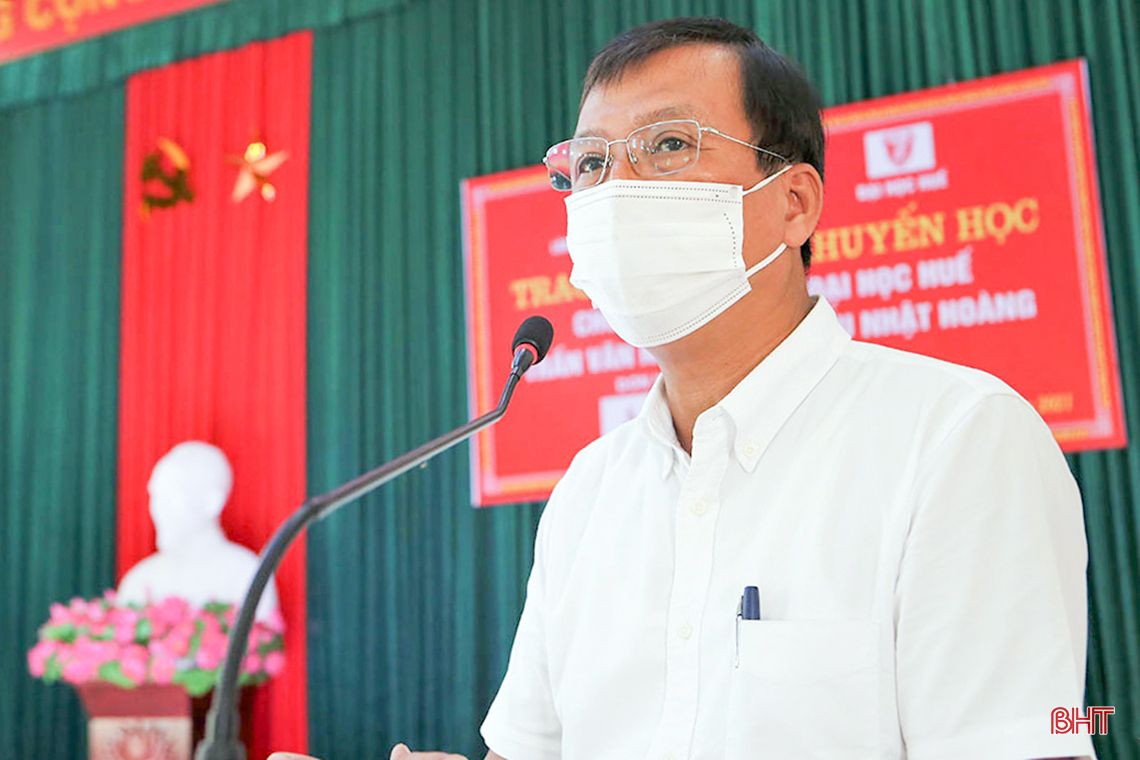 Trao học bổng cho sinh viên mồ côi ở Hà Tĩnh đỗ Đại học Huế