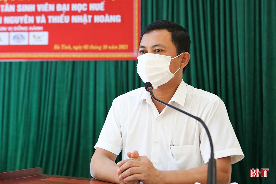 Trao học bổng cho sinh viên mồ côi ở Hà Tĩnh đỗ Đại học Huế