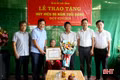 Trao Huy hiệu 80 năm tuổi Đảng cho đảng viên ở xã Đan Hải