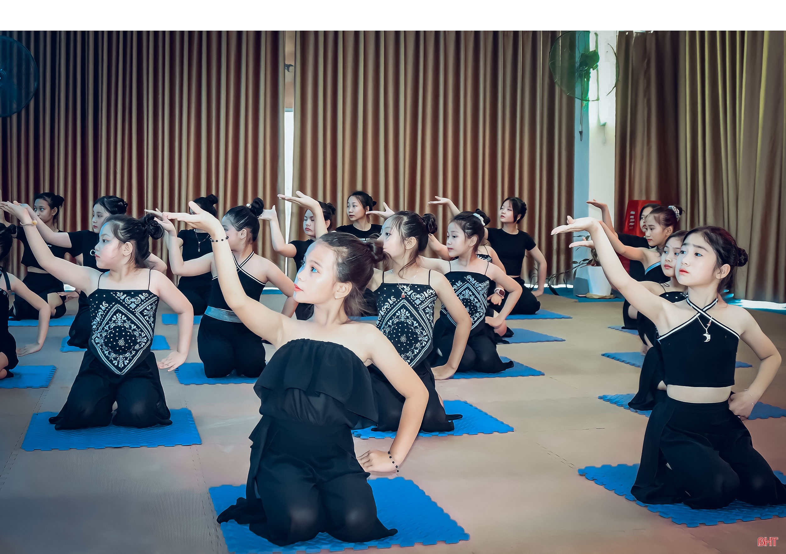 Cô giáo 9X dạy múa chuyên nghiệp cho trẻ em nông thôn Hà Tĩnh