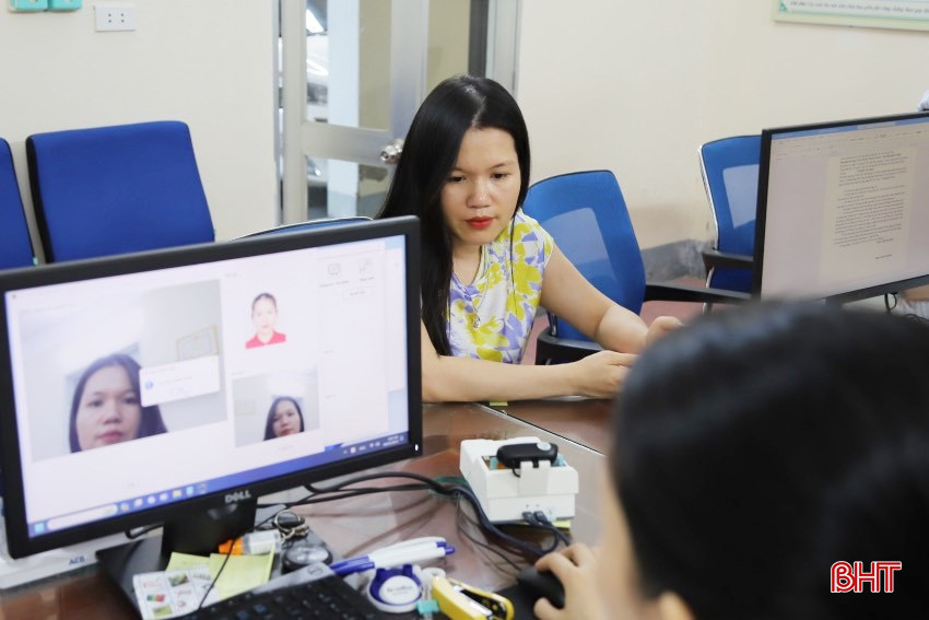 Thiết bị xác thực sinh trắc tại Phòng Công chứng số 1 (Sở Tư pháp) có chức năng đọc và xác nhận độ trùng khớp giữa khuôn mặt của người yêu cầu công chứng với khuôn mặt đã được tích hợp, lưu trữ trong chip gắn trên thẻ CCCD.