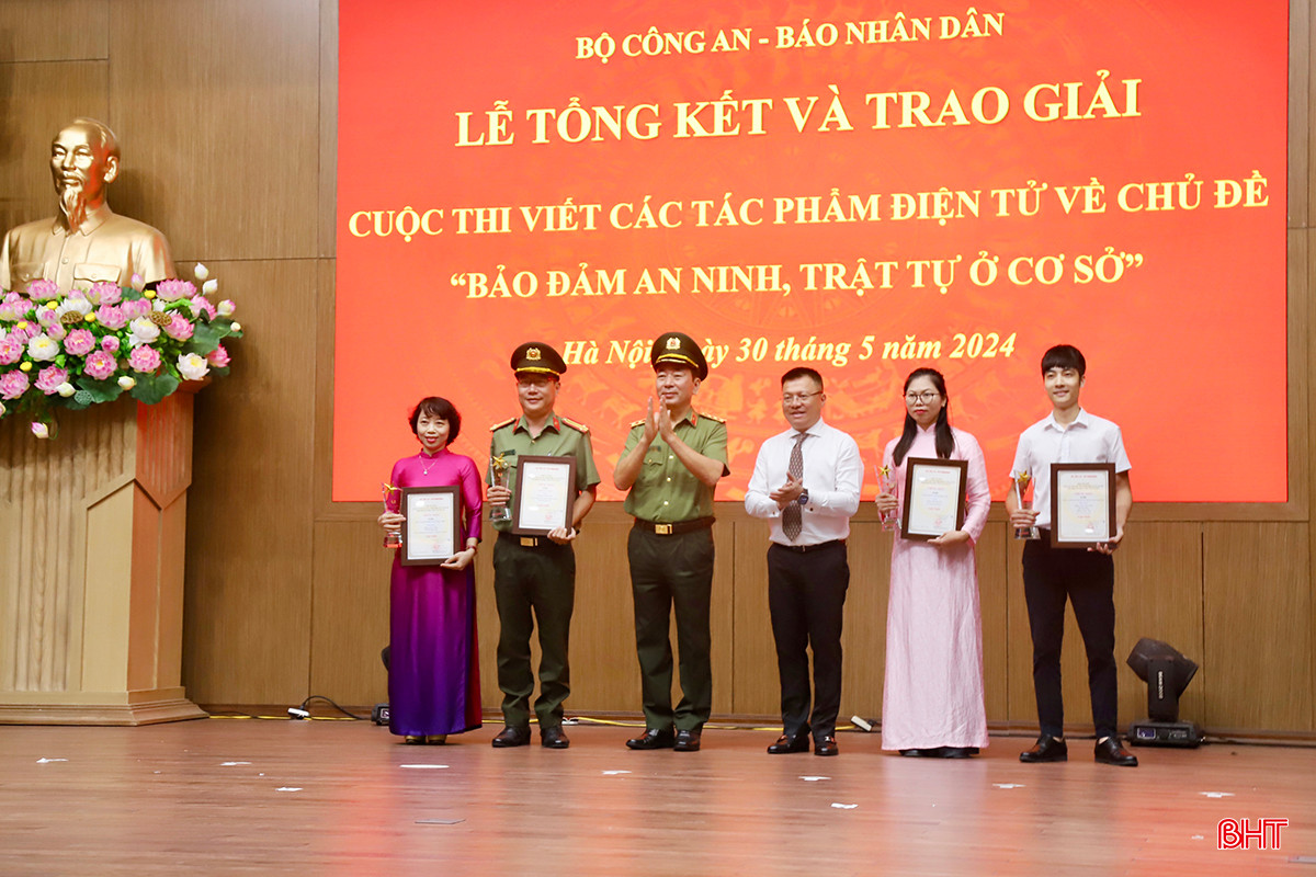 Thượng tướng Trần Quốc Tỏ - Thứ trưởng điều hành Bộ Công an và đồng chí Lê Quốc Minh - Phó Trưởng ban Tuyên giáo Trung ương, Tổng Biên tập Báo Nhân Dân trao giải nhất cho các tác giả, đại diện nhóm tác giả.