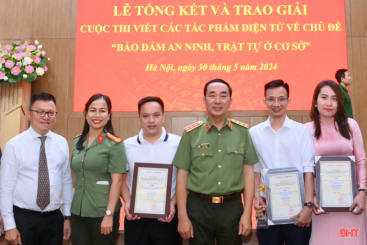 Nhóm tác giả Báo Hà Tĩnh và Công an tỉnh Hà Tĩnh chụp ảnh lưu niệm cùng Thượng tướng Trần Quốc Tỏ - Thứ trưởng điều hành Bộ Công an và đồng chí Lê Quốc Minh - Phó Trưởng ban Tuyên giáo Trung ương, Tổng Biên tập Báo Nhân Dân.