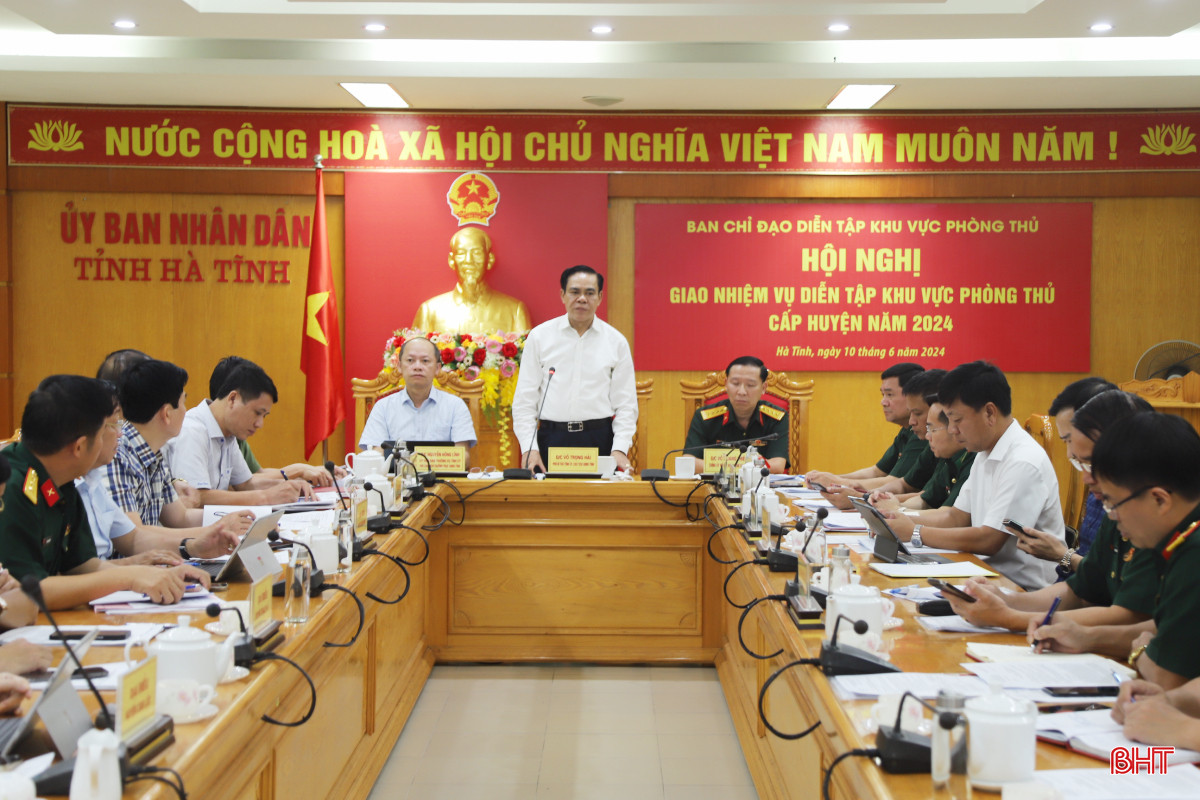 Chủ trì hội nghị.
