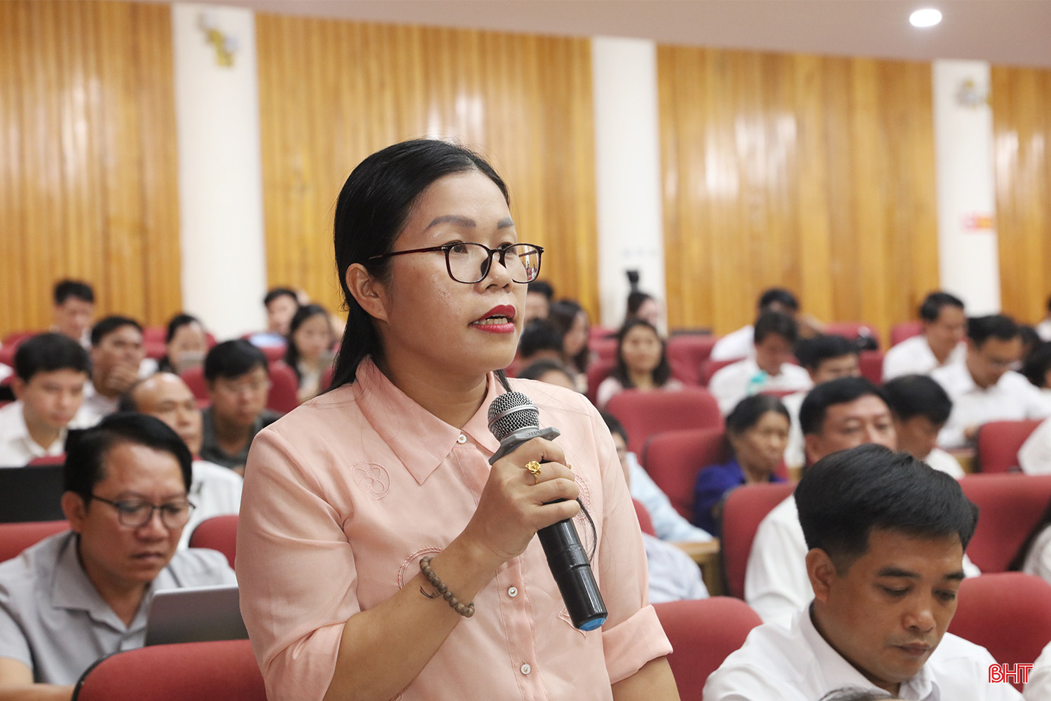 Cử tri Đoàn Thị Diễm Hương - Chủ tịch UBND xã Thạch Bình (TP Hà Tĩnh) đề nghị Quốc hội xem xét các quy định, tiêu chuẩn được tổ chức hoạt động dạy thêm, học thêm.