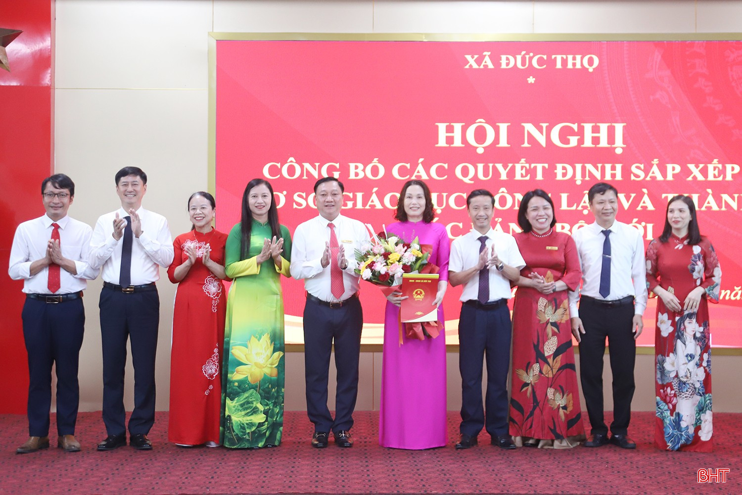 Trao quyết định thành lập Trường Tiểu học Đức Thọ.
