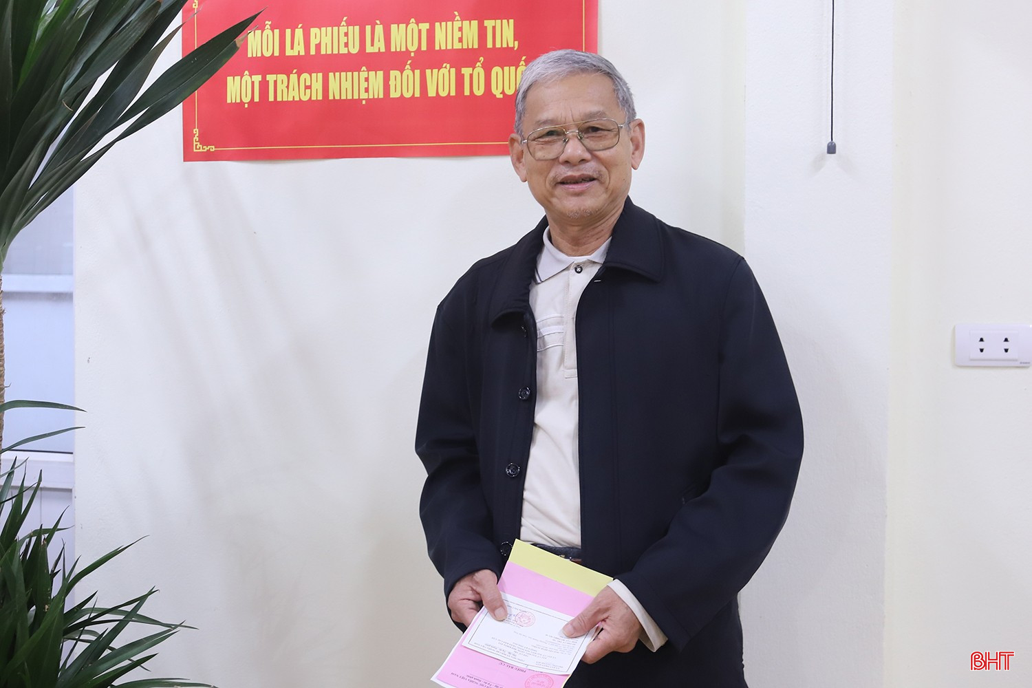 Dù đã nhiều lần tham gia bầu cử nhưng ông Nguyễn Đình Sưởng vẫn nguyên cảm xúc tự hào.