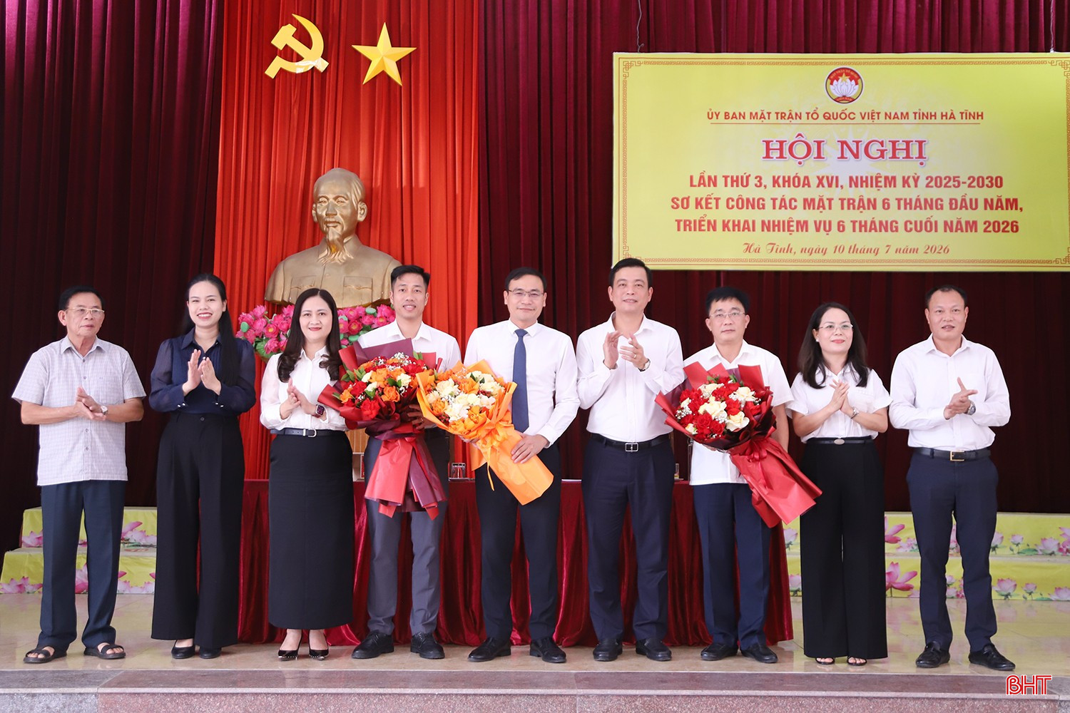 Lãnh đạo Ủy ban MTTQ tỉnh tặng hoa chúc mừng ông Nguyễn Đình Dũng và các vị ủy viên được hiệp thương cử tại hội nghị.