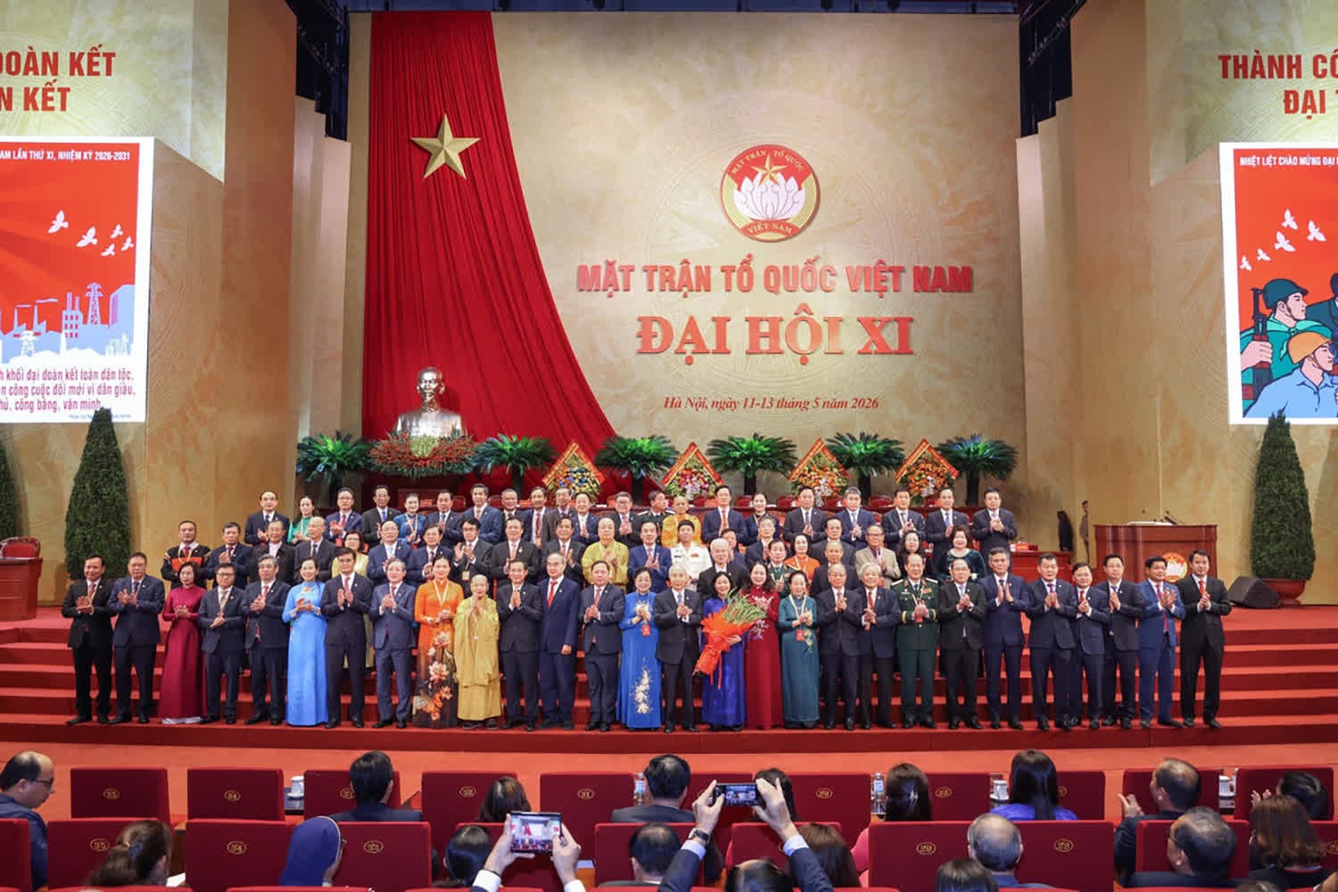 Đoàn Chủ tịch Ủy ban Trung ương MTTQ Việt Nam khóa XI, nhiệm kỳ 2026 - 2031 ra mắt đại hội. Ảnh: Báo Đại Đoàn Kết.