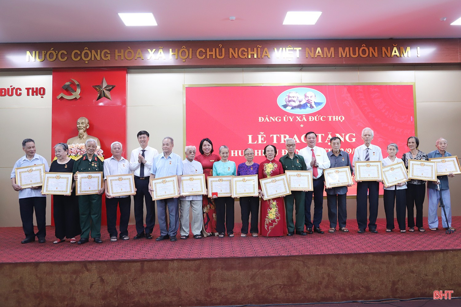 Lãnh đạo xã Đức Thọ trao Huy hiệu 65 năm, 60 năm tuổi Đảng cho các đảng viên.