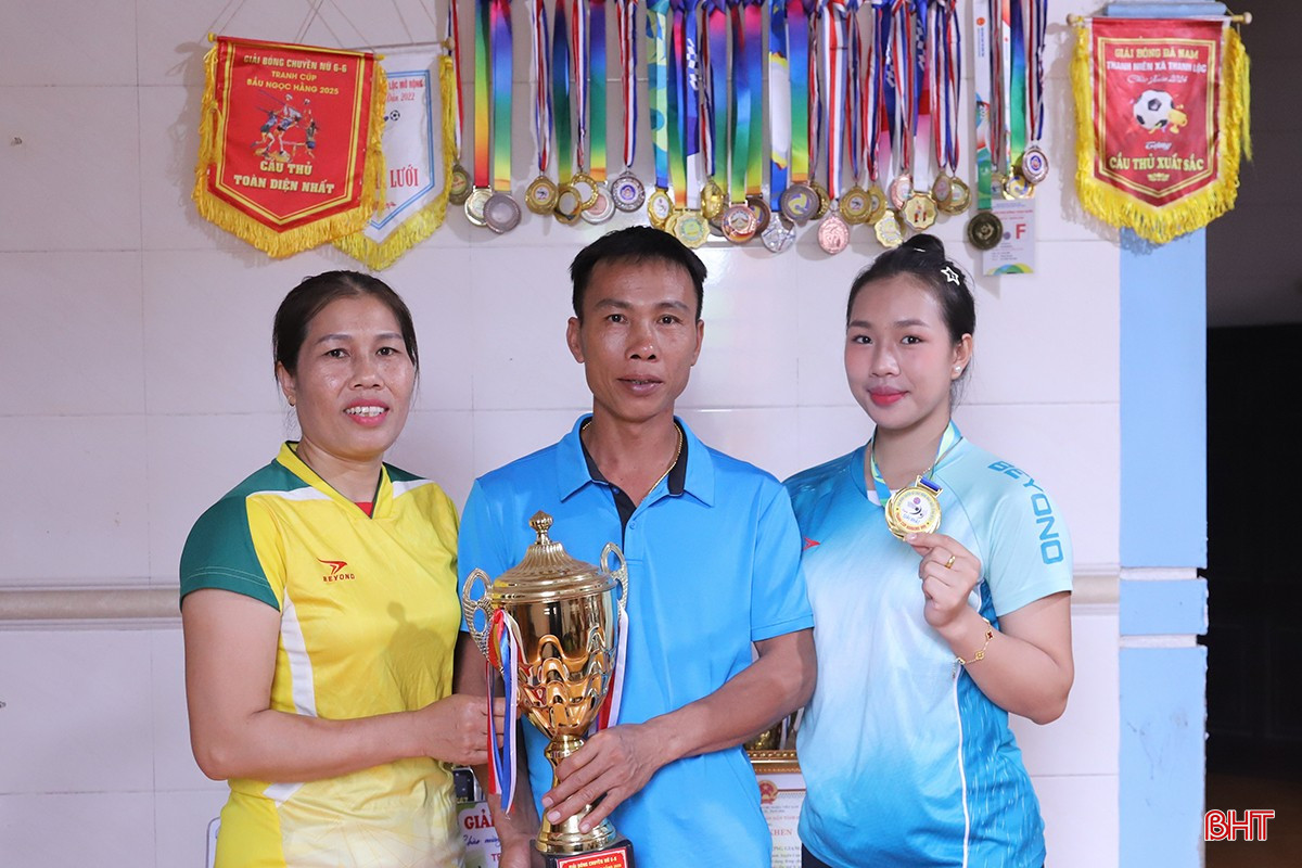 Niềm đam mê thể thao được bố mẹ và anh trai truyền lại cho cô con gái út Nguyễn Lương Giang (ngoài cùng bên phải).