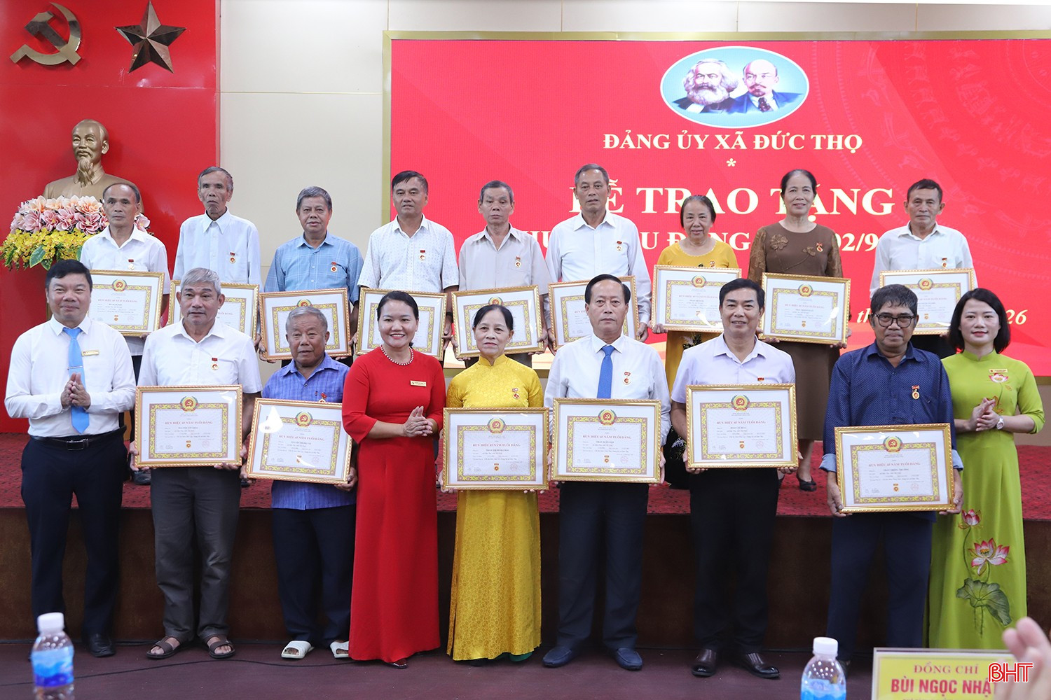 Các đảng viên nhận Huy hiệu 45, 40 năm tuổi Đảng.
