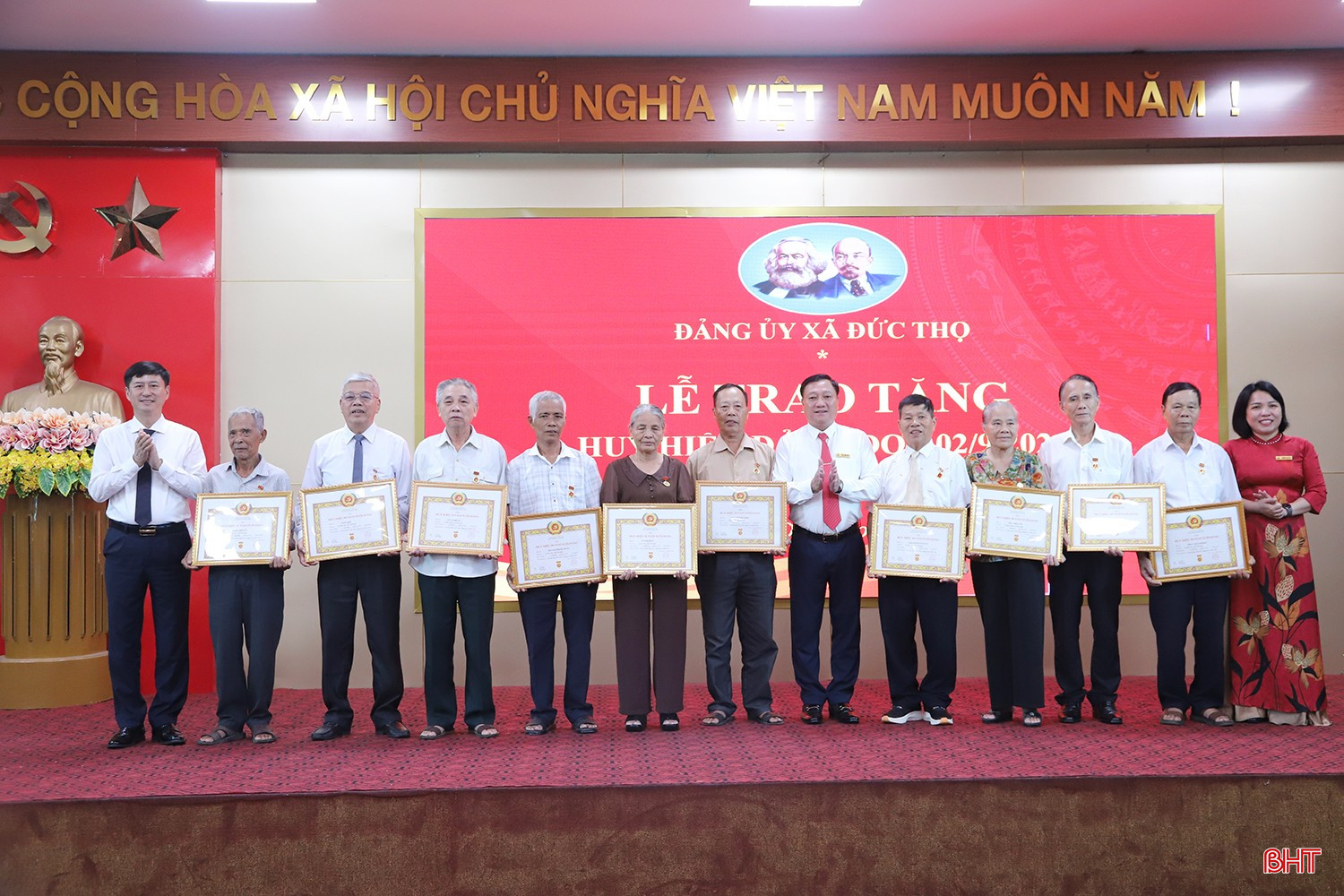 Trao Huy hiệu Đảng cho các đảng viên 55 năm và 50 năm tuổi Đảng.