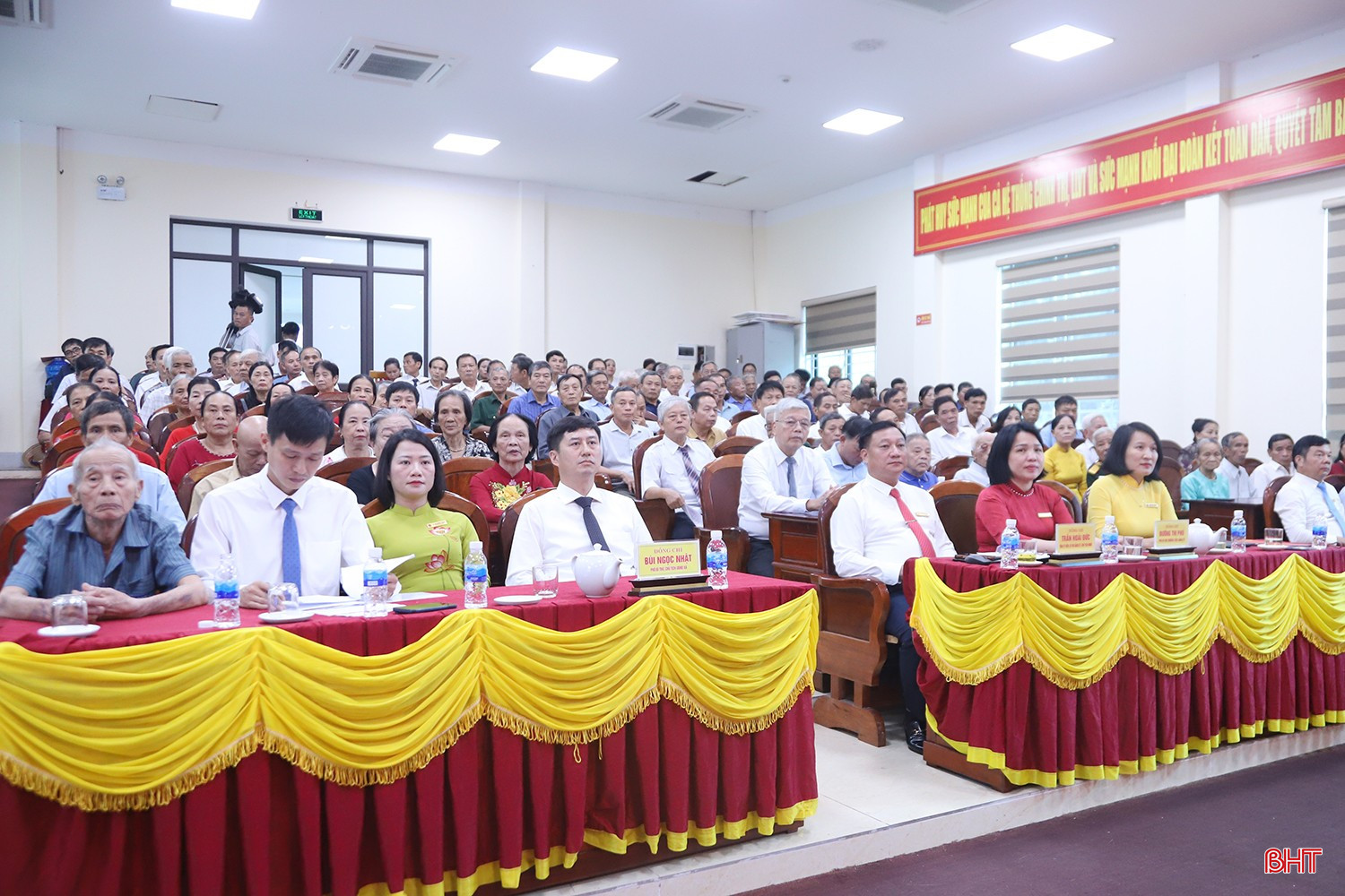 Đại biểu tham dự chương trình.
