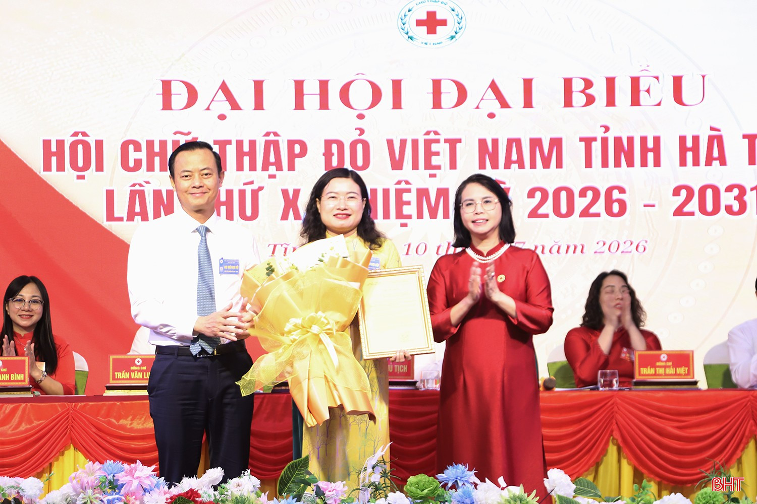 Trưởng ban Đối ngoại - Truyền thông Trung ương Hội Chữ thập đỏ Việt Nam Lương Thị Hồng Thúy; Trưởng ban Tuyên giáo và Dân vận Tỉnh ủy Hà Văn Hùng tặng hoa chúc mừng Phó Chủ tịch UBND tỉnh Nguyễn Thị Nguyệt được đại hội suy tôn là Chủ tịch Danh dự Hội Chữ thập đỏ tỉnh khóa X.