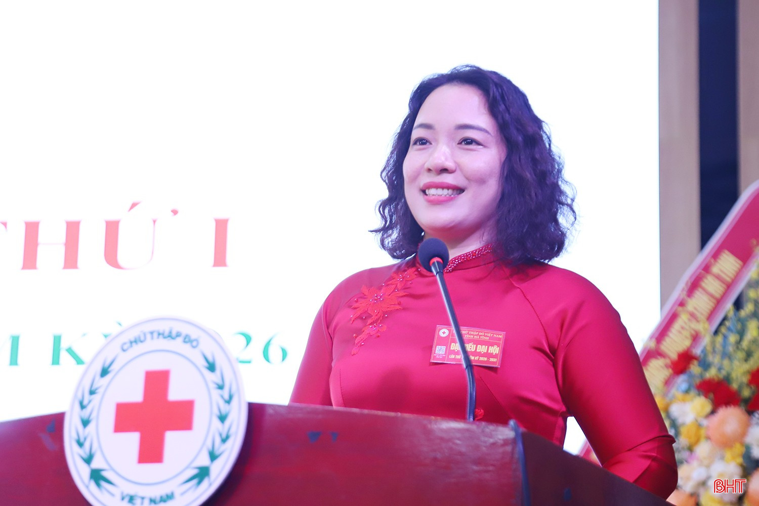 Phó Chủ tịch Hội Chữ thập đỏ tỉnh Trần Thị Hải Việt trình bày báo cáo kết quả hoạt động công tác hội và phong trào chữ thập đỏ giai đoạn 2022 - 2026; phương hướng hoạt động nhiệm kỳ 2026 - 2031.