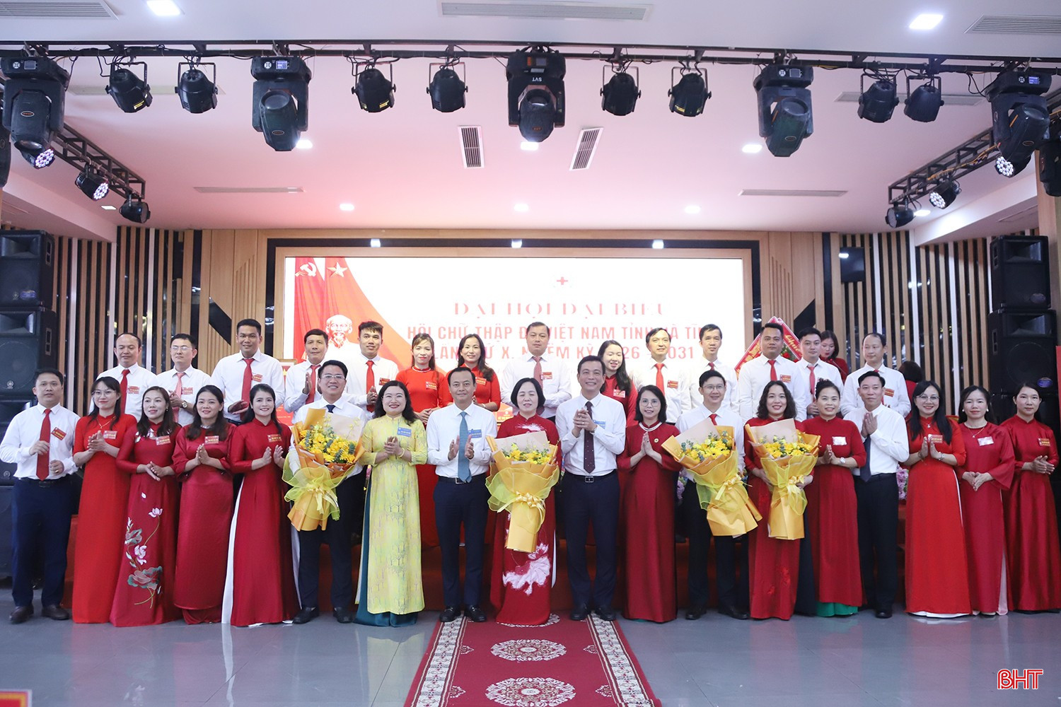 Đại diện Trung ương Hội Chữ thập đỏ Việt Nam, lãnh đạo tỉnh Hà Tĩnh tặng hoa chúc mừng Ban Chấp hành Hội Chữ thập đỏ tỉnh Hà Tĩnh khóa X nhiệm kỳ 2026 - 2031.