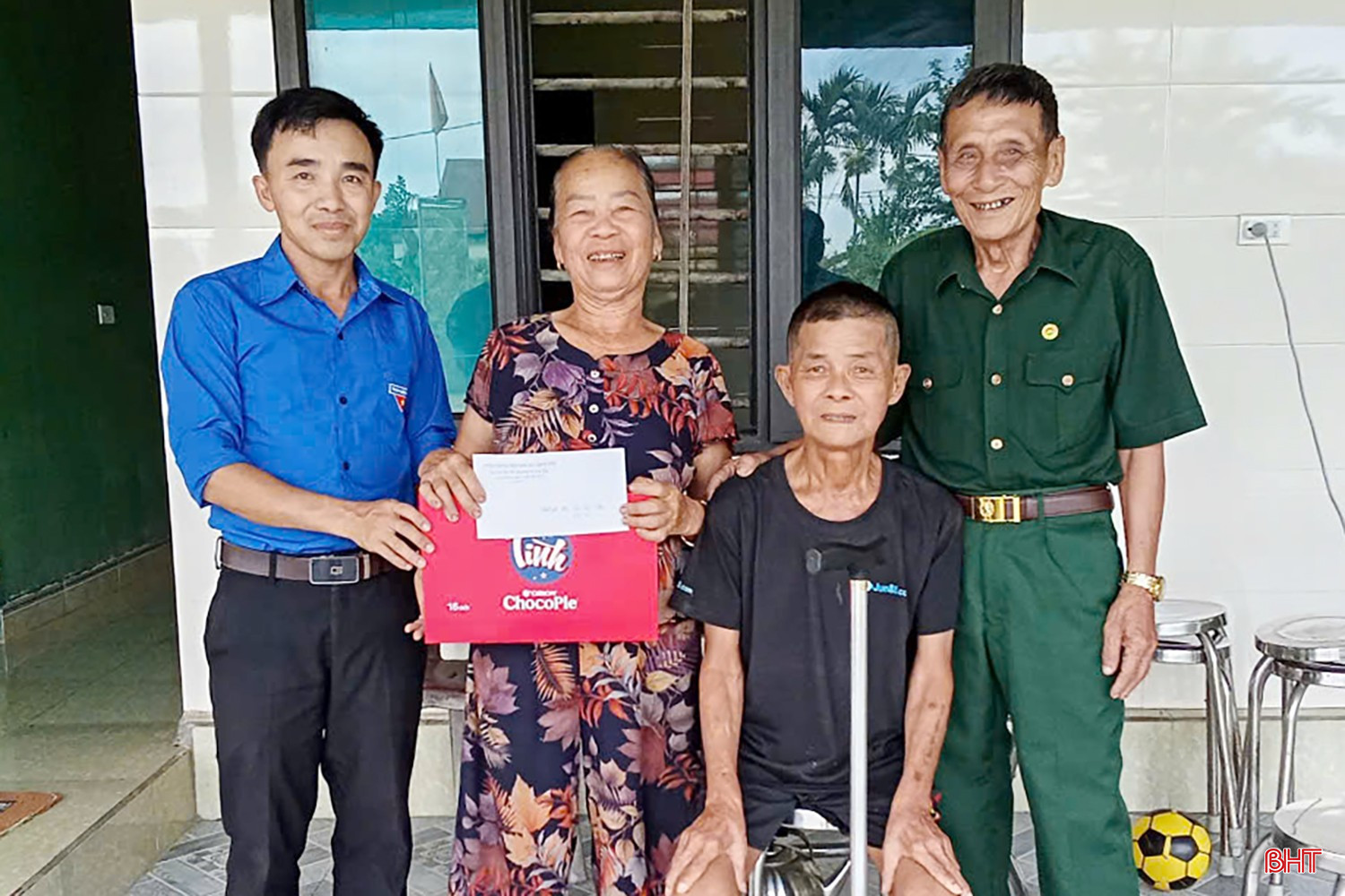 Dù đã ở tuổi ngoài 80, ông Phạm Thái Quý (ngoài cùng bên phải) vẫn tâm huyết với công tác hội và hoạt động phong trào tại địa phương.